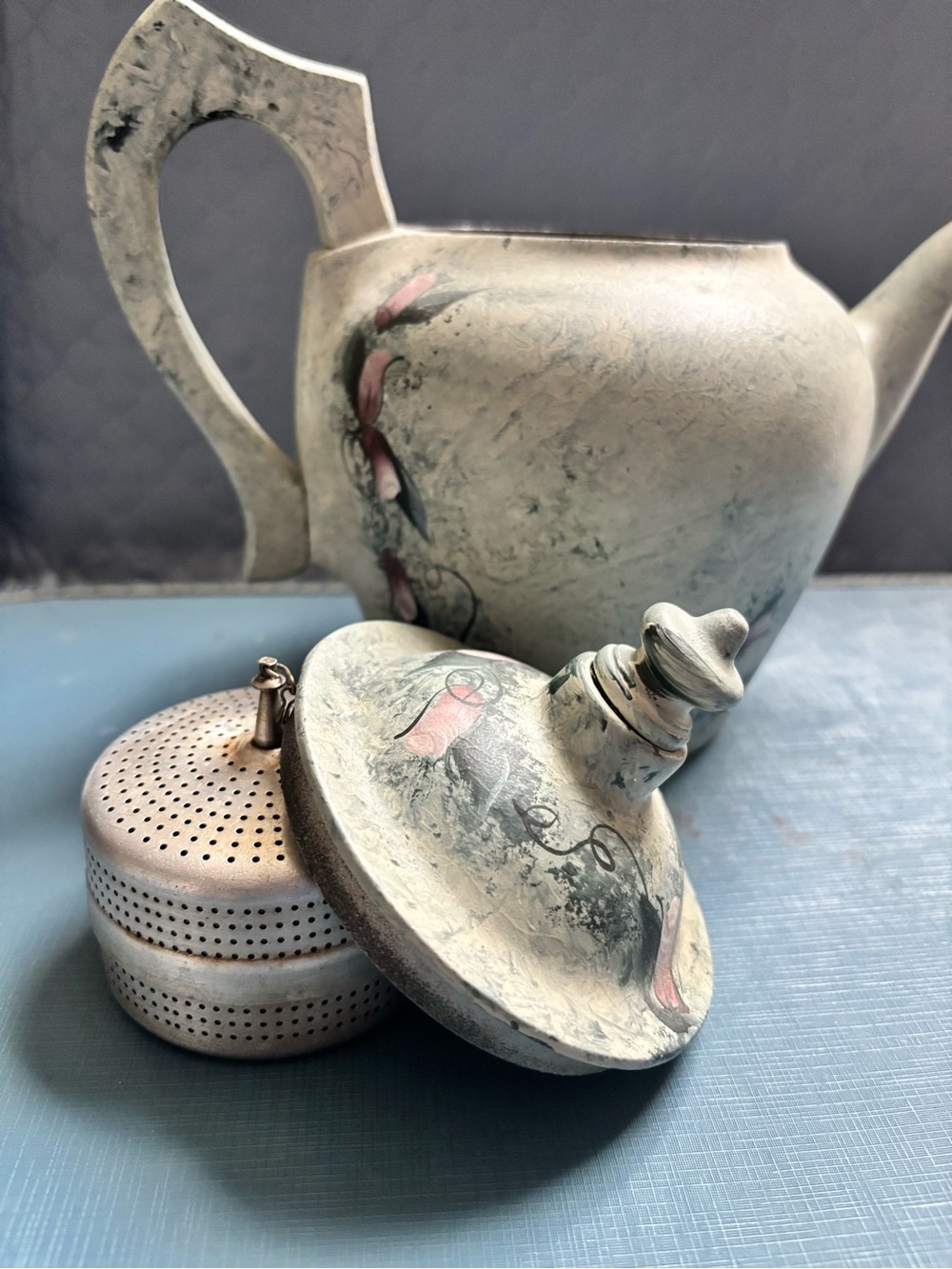 Vintage teapot with strainer . - Picture 10 of 12